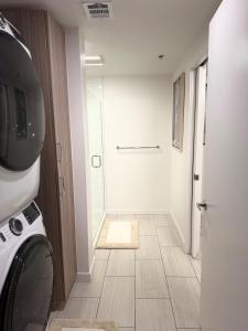 bagno con cabina doccia accanto a una lavatrice di Modern Mile High in Sloans Lake a Denver