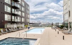 una piscina sul lato di un edificio di Modern Mile High in Sloans Lake a Denver