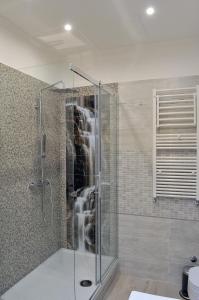 un baño con ducha con cascada en Sweet Roman Dream, en Roma
