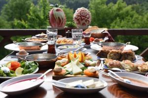 a table with plates of food on it at Çampınarı Doğa Evleri & Restaurant in Mengen