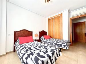 Postel nebo postele na pokoji v ubytování Sunset Haven - La Torre Golf Resort