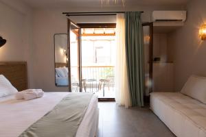 Кровать или кровати в номере Mple Boutique Suites