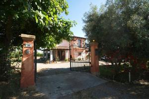 een poort voor een huis met een gebouw bij Villetta Bouganvillea in SantʼAnna Arresi