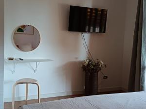 - une chambre avec un miroir, une table et une chaise dans l'établissement Bed & Movie, à Rome