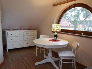 Domek w ogrodzie في غدانسك: طاولة صغيرة وكراسي في غرفة مع نافذة +5 صور