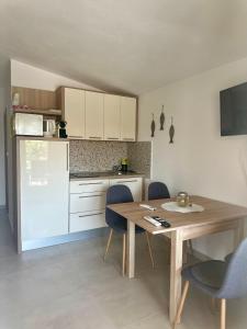 Kuchyň nebo kuchyňský kout v ubytování Apartments Buba Vir