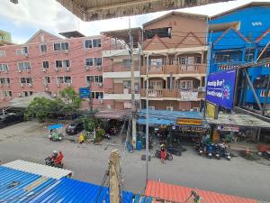 une vue sur une rue de la ville avec un bâtiment dans l'établissement Namtip Bar & Guesthouse, à Pattaya