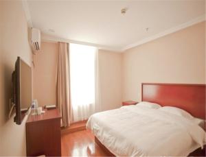 Кровать или кровати в номере GreenTree Inn Liaoning Dalian Railway Station South Shengli Square Express Hotel