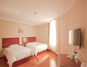 Säng eller sängar i ett rum på GreenTree Inn Liaoning Dalian Railway Station South Shengli Square Express Hotel