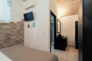 1 dormitorio con cama y pared con espejo en Saint Peter Loft, en Roma