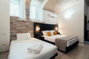Un dormitorio con dos camas con toallas encima. en Saint Peter Loft, en Roma