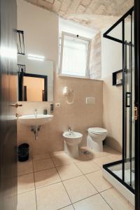 Un baño con lavabo, inodoro y ventana. en Saint Peter Loft, en Roma