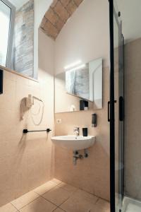 un baño con lavabo y ducha en Saint Peter Loft, en Roma