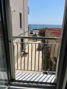 vistas a un balcón con vistas al océano en Elvis Home, en Salerno