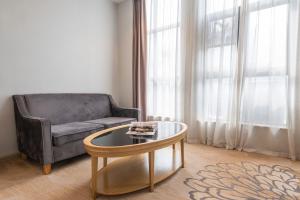 O zonă de relaxare la Vienna Hotel Fuzhou Mawei Banzheng Cultural Scenic Area Branch
