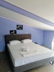 Una cama o camas en una habitación de Fella Chalkida 46 fotos más