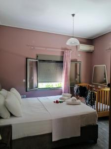 um quarto com uma cama grande e uma janela em Fella Chalkida em Chalkida