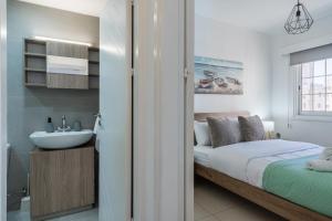 En eller flere senge i et værelse på Destiny 1-Bedroom Apartment