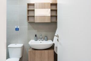 Et badeværelse på Destiny 1-Bedroom Apartment + 8 billeder