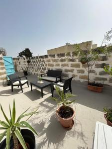 Ruang duduk di Maltese Charm Getaway
