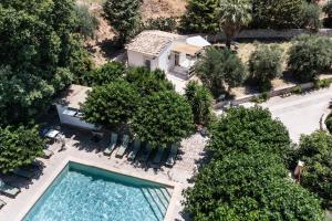 an aerial view of a house with a swimming pool at Agriturismo Val Di Noto in Noto