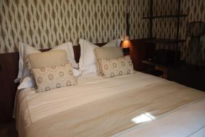 a large bed with white sheets and pillows at Locanda A Cà Du Gigante in Monterosso al Mare