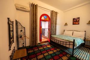 Postel nebo postele na pokoji v ubytování Riad Amira Luxury Palace