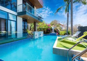 Villa Luxury Hồ Bơi View Biển Bãi trước Vũng Tàu في فنغ تاو: حمام سباحة في الفناء الخلفي للمنزل