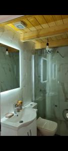 un bagno con doccia, WC e lavandino di Mountain Vista Guesthouse Shkafi a Shkodër