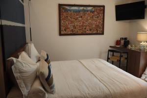 a bedroom with a bed and a picture on the wall at Locanda A Cà Du Gigante in Monterosso al Mare