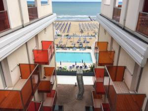 Bazén v ubytování Hotel Orient & Pacific nebo v jeho okolí
