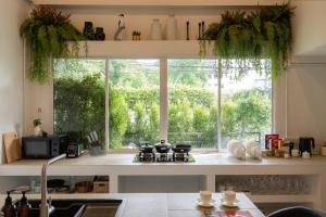 cocina con ventana grande en Aphrodite & Venus Resort I 14 Bedrooms I Old City I Daily Housekeeping, en Chiang Mai