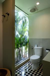 baño con aseo y ventana grande en Aphrodite & Venus Resort I 14 Bedrooms I Old City I Daily Housekeeping, en Chiang Mai
