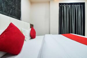 Hotel O Shantivan Bus Terminal Hotel Suhagan Heights客房内的一张或多张床位