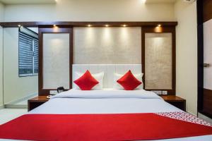 Hotel O Shantivan Bus Terminal Hotel Suhagan Heights客房内的一张或多张床位