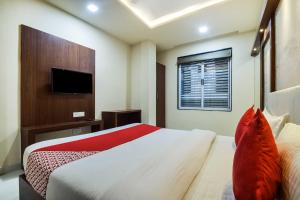 Hotel O Shantivan Bus Terminal Hotel Suhagan Heights客房内的一张或多张床位