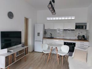 Köök või kööginurk majutusasutuses Három Testvér Apartman +37 fotot