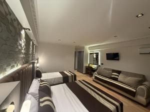 A television and/or entertainment centre at Blue Istanbul Hotel Taksim