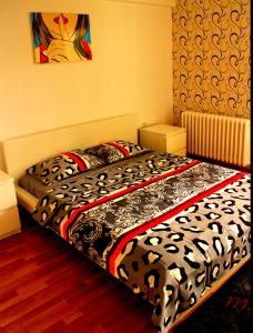 um quarto com duas camas e um quadro na parede em Bayındır Konuk Evi em Ancara