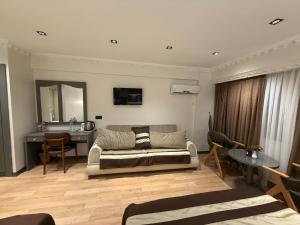 A television and/or entertainment centre at Blue Istanbul Hotel Taksim Még 37 kép
