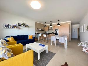 AmoreiraにあるDeluxe 2 Bedroom Oceanfront Flat in Praia del Reyのソファとテーブルのあるリビングルーム +31枚の写真