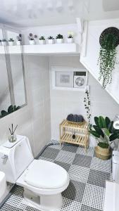 ein Badezimmer mit einem weißen WC und Pflanzen in der Unterkunft Soul of Seoul - Cozy 3 room stay, 3min from SNU Station in Seoul + 33 Fotos