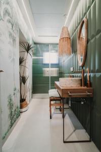 a bathroom with a desk and a mirror at Domus Templi in Caravaca de la Cruz +12 photos