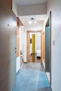 a hallway with a door and a room with a bathroom at Apartmani Montis Zlatibor in Zlatibor