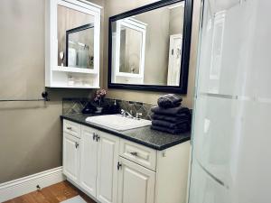 Bilik mandi di Scorpion Hiuse Langley -ROOM 1 Separate restroom
