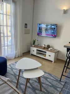 Reserva septiembre,octubre Apartamento piscina y playa junto Cap D Artrutx cerca Ciudadela في سون كسورغير: غرفة معيشة مع طاولة وتلفزيون