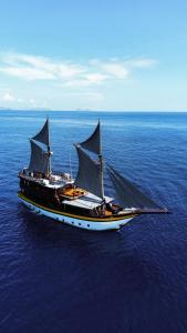 zwei Boote, die auf dem Wasser im Ozean schweben in der Unterkunft Behike Luxury Phinisi in Mantaak