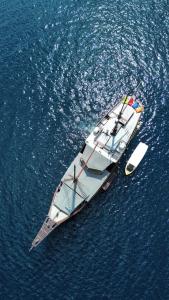 ein kleines Boot mitten im Wasser in der Unterkunft Behike Luxury Phinisi in Mantaak