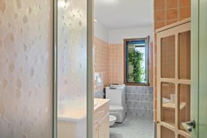 O baie la Casa Elena al mare con piscina +30 fotografii