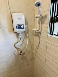 Ένα μπάνιο στο 15 Min Walk to Acacia Mall 1BR on Mawanda Rd